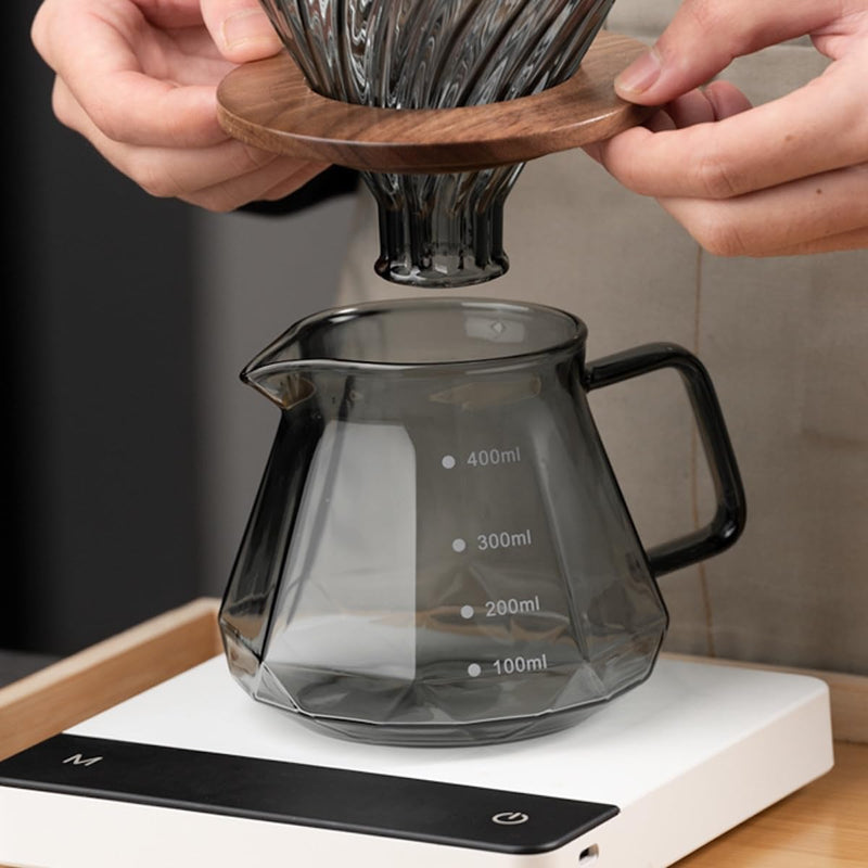 JIKANNOYA コーヒーサーバー 割れない 耐熱ガラス コーヒードリッパー ハンドドリップセット コーヒー サーバー 高ホウ素シリカガラス材料 直火対応 耐寒性 透明 蓋付き 電子レンジ·食洗機対応 目盛り付き コーヒー用品 使いやすい 洗いやすい 多用途 家用 喫茶店 KF32