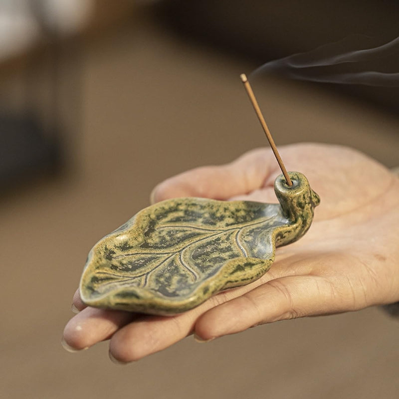 JIKANNOYA 線香立て 灰がこぼれない 横置き 陶器 お香立て ミニ おしゃれ インセンスホルダー 香炉 線香皿 御洒落 人気 仏壇用 睡眠 リラックス 茶室 茶道 瞑想 書斎 葉の形 長さ11.2cm AQXL08