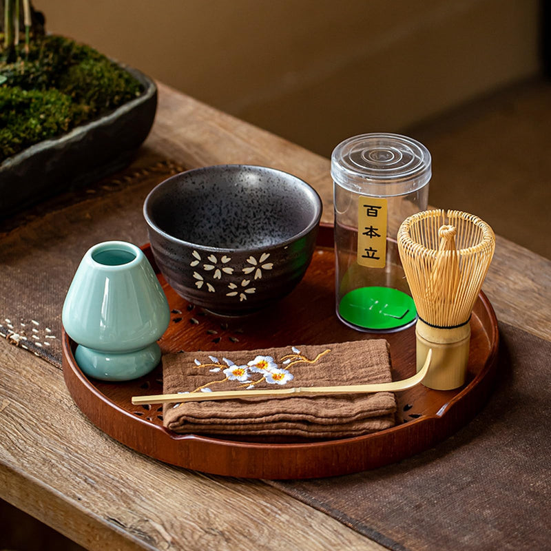 JIKANNOYA 抹茶セット 初心者 セット お点前セット 陶磁器茶碗 お茶缶 茶杓 茶杓立て 茶せん 百本立 茶筅立て くせ直し 綿茶巾 茶巾立て 抹茶篩 竹茶盤 茶道具 茶道 セット お手入れも簡単 母の日 父の日 誕生日 贈り物 470ml